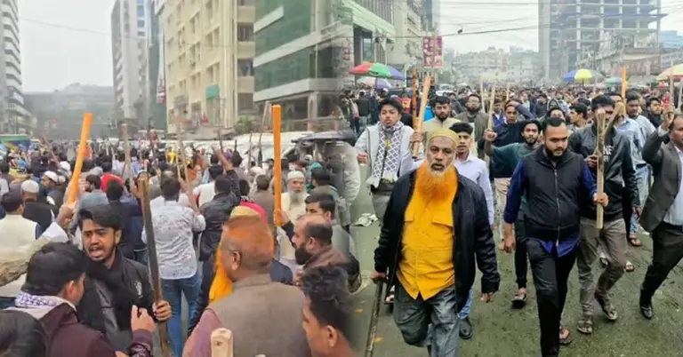 মানববন্ধনে দুর্বৃত্তের হামলা ও ধাওয়া-পাল্টা ধাওয়ার ঘটনা ঘটেছে